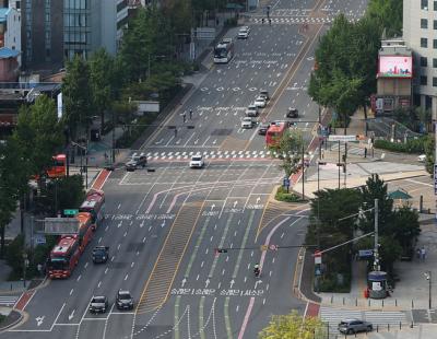 연휴 둘째 날 전국 곳곳 소나기…체감온도 33도 무더위 지속