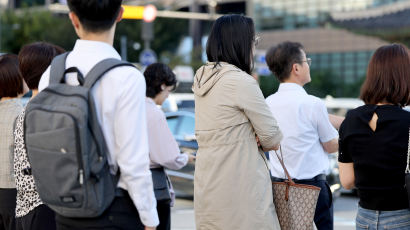 LIVE :
[포토타임] 선선한 가을 아침... 출근길 길어진 옷차림