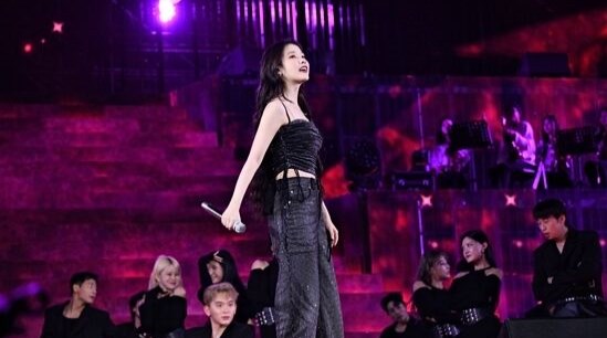 아이유, 10만 유애나와 기념한 100번째 콘서트…'리빙 레전드'의 서막