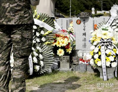 [현장 화보] ‘전역모 쓴 묘비’…해병대 채 상병 동기들 전역