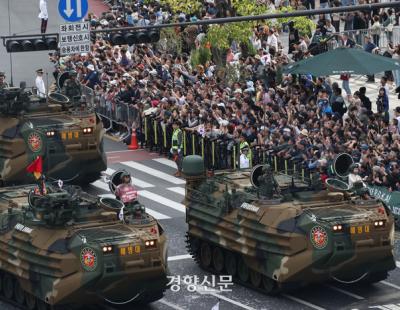 “늠름해” “민폐다”···2년 연속 국군의날 서울 도심 행진에 엇갈린 시민 반응