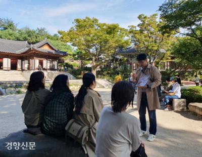 “유적지 함께 걸으며 가족 잃은 슬픔 나눠요”