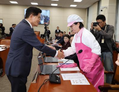 국감장에 한복·급식실 노동자 복장···시선 잡기 경쟁