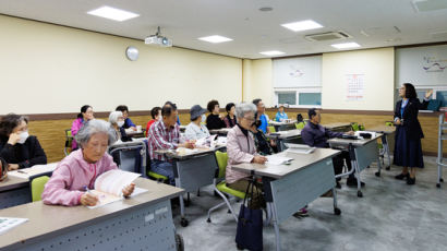 “우리도 꼰대소리 듣기 싫어”…어른다움 배우는 어르신들