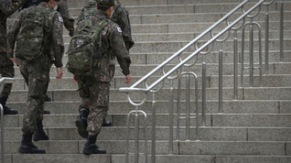 "군인 월급 반반 나눠갖자"… 대리입영한 20대 구속 기소