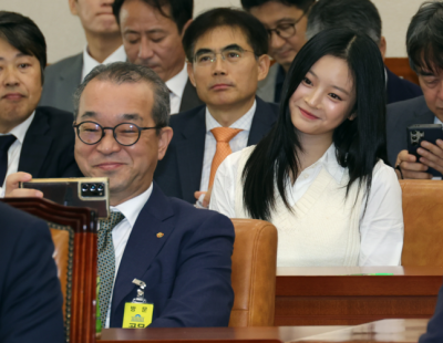 노동자 죽어서 불려나온 한화오션 사장, 뉴진스 하니와 ‘셀카’ 논란