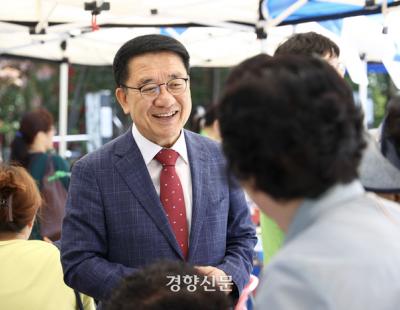 문헌일 전 구청장, “급여 반납하라” 요구에 묵묵부답