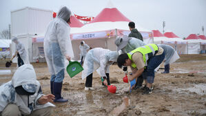 "바가지 들고 휴일 새벽 집합" 논산시 젓갈축제장 직원 동원 논란