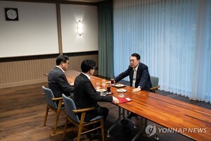 [정하룡 칼럼] "新 마녀와 야수"