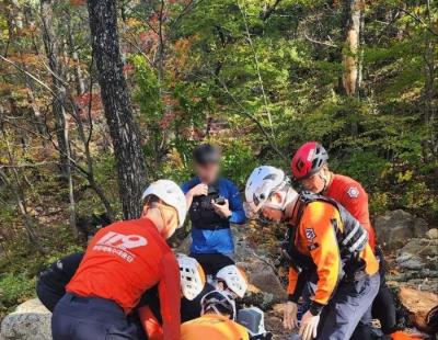 설악산서 강풍에 쓰러진 나무에 깔린 등반객 3명 중경상···강릉 주문진 일부 지역 한때 정전